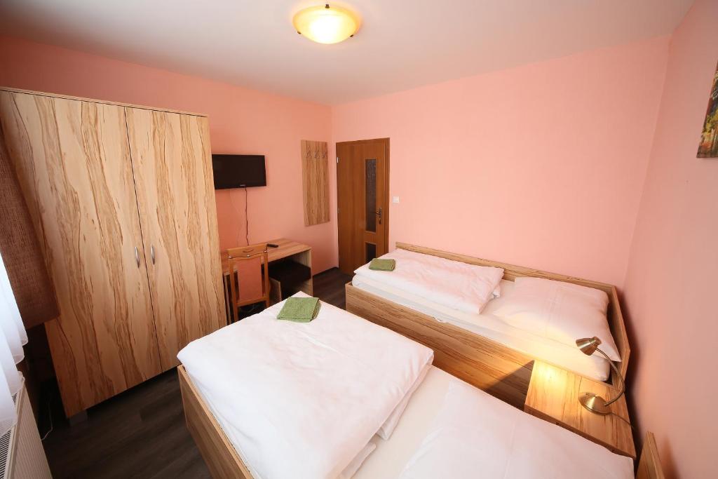 Двухместный (Двухместный номер с 2 отдельными кроватями и общей ванной комнатой) гостевого дома Penzión na Rožku, Слиач