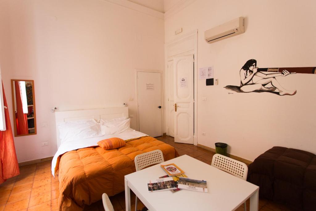 Двухместный (Улучшенный двухместный номер с 1 кроватью) хостела A casa di Amici, Палермо