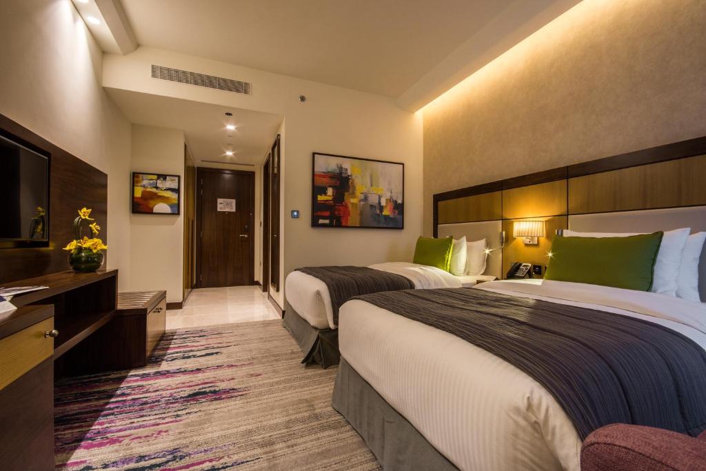 Двухместный (Двухместный номер Делюкс с 2 отдельными кроватями) отеля Golden Tulip Media Hotel, Дубай
