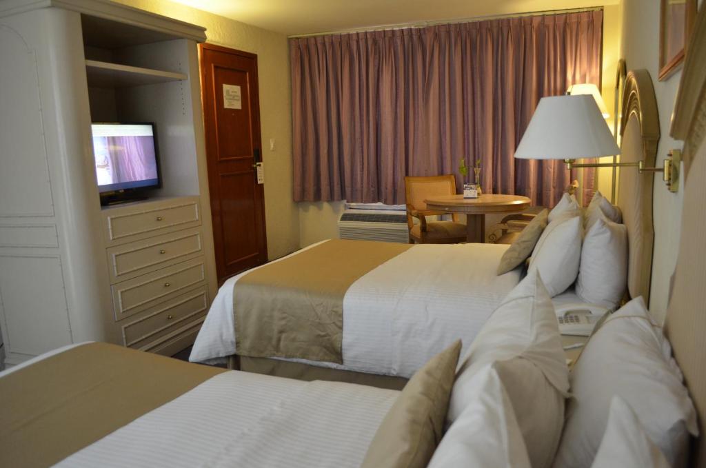 Четырехместный (Двухместный номер с 2 двуспальными кроватями - Для некурящих) отеля Best Western PLUS Plaza Florida & Tower, Ирапуато