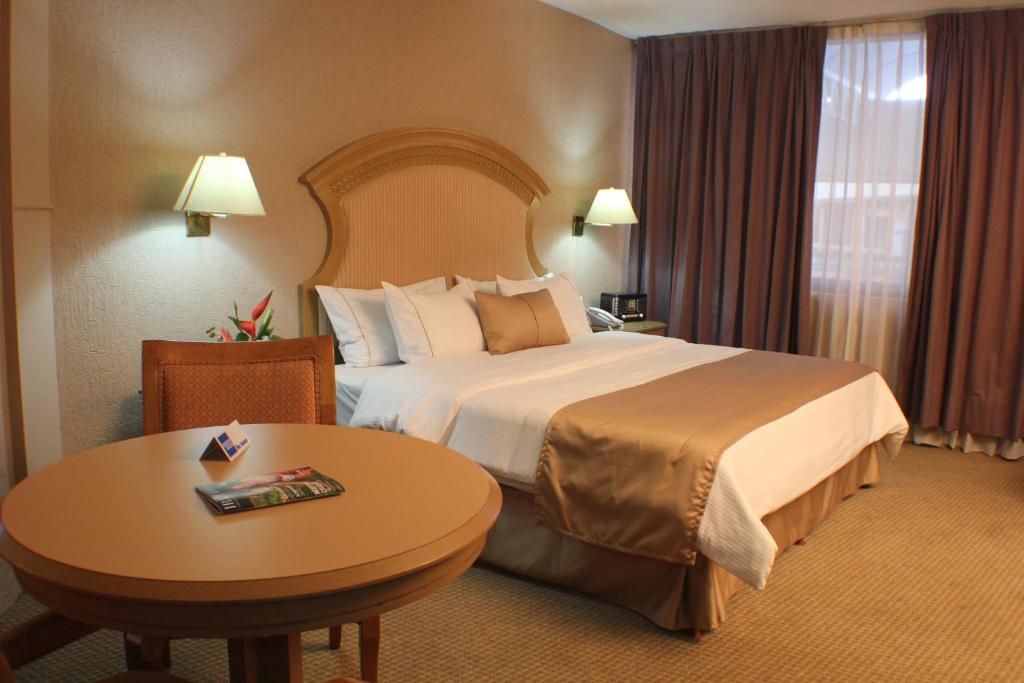 Двухместный (Представительский номер с кроватью размера «king-size» - Для некурящих) отеля Best Western PLUS Plaza Florida & Tower, Ирапуато