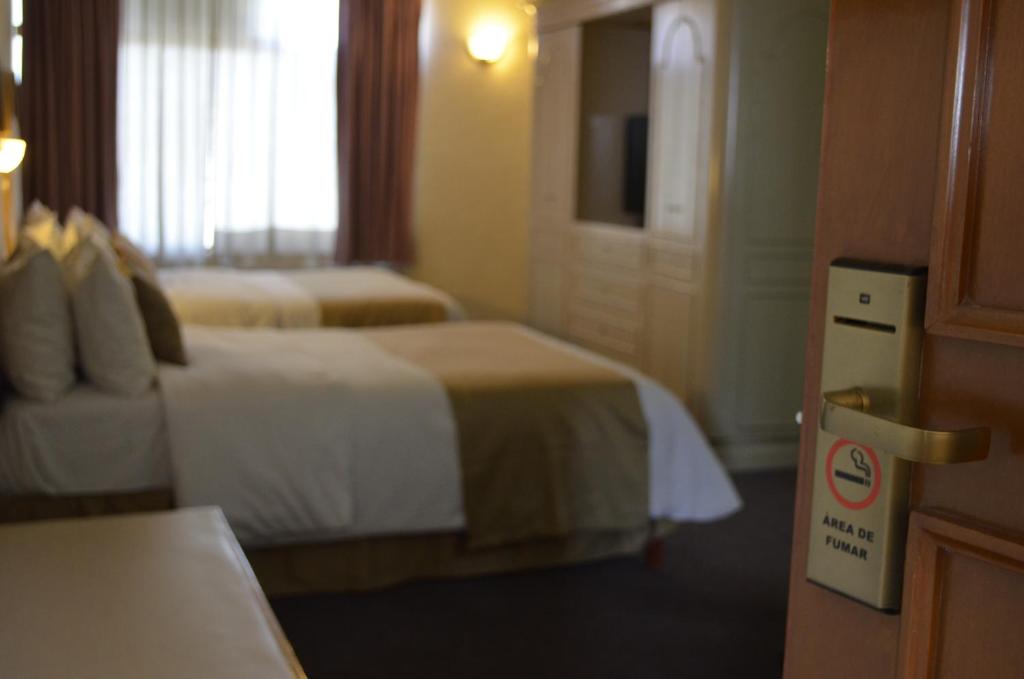 Четырехместный (Двухместный номер с 2-мя двуспальными кроватями - Для курящих) отеля Best Western PLUS Plaza Florida & Tower, Ирапуато
