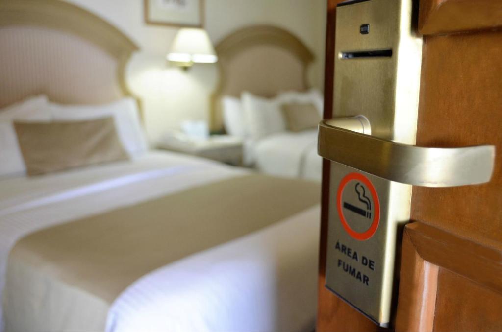 Двухместный (Номер с кроватью размера «king-size» - Для курящих) отеля Best Western PLUS Plaza Florida & Tower, Ирапуато