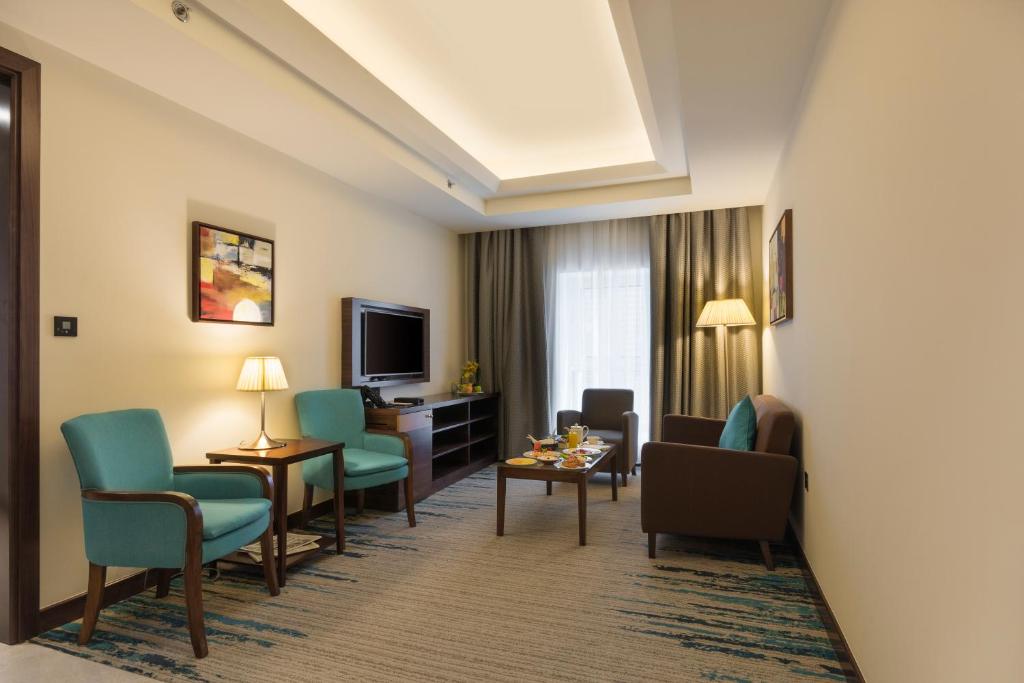 Сьюит (Представительский люкс) отеля Golden Tulip Media Hotel, Дубай