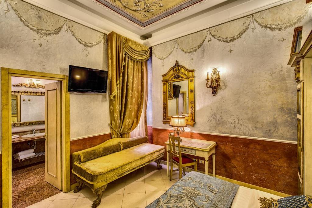 Трехместный (Классический трехместный номер) отеля Hotel Romanico Palace, Рим
