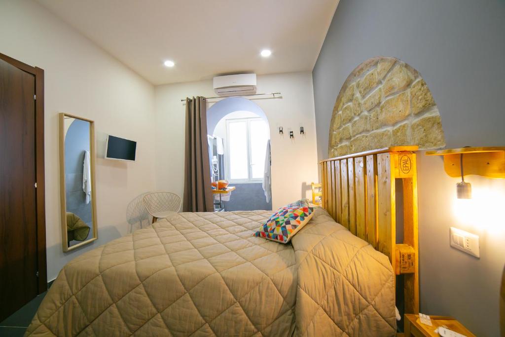 Двухместный (Стандартный номер с кроватью размера «king-size») гостевого дома B&B Le 4 Stagioni Dante's Suites, Неаполь