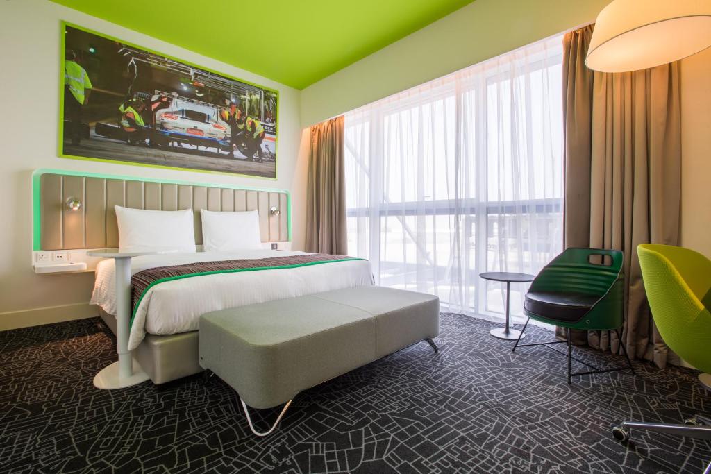 Сьюит (Полулюкс) отеля Park Inn by Radisson Dubai Motor City, Дубай