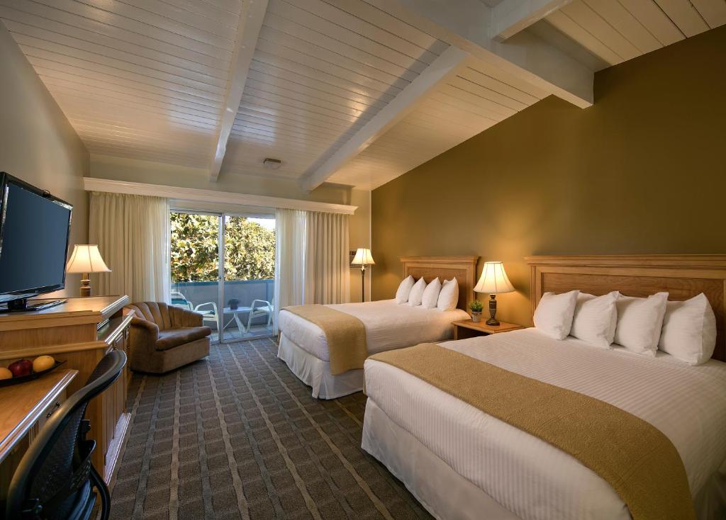 Четырехместный (Двухместный номер с 2 двуспальными кроватями - для некурящих) отеля Best Western Plus Santa Barbara, Санта-Барбара