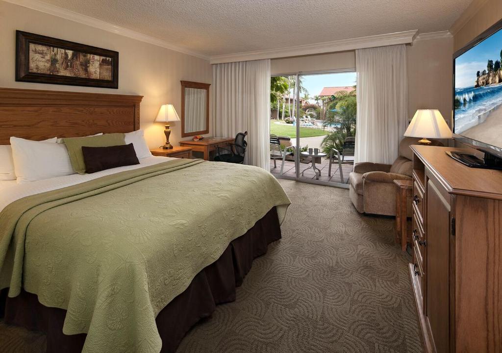 Четырехместный (Бюджетный номер с кроватью размера «queen-size» - Для некурящих) отеля Best Western Plus Pepper Tree Inn, Санта-Барбара