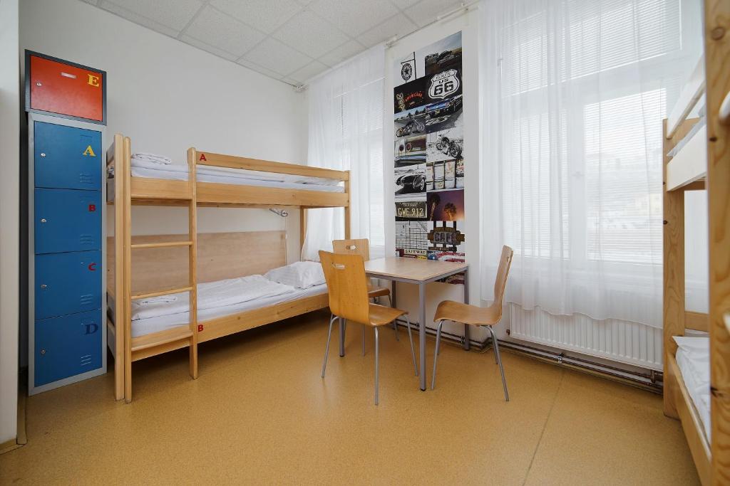 Номер (Кровать в общем номере для мужчин и женщин с 5 кроватями.) хостела Florenc, Прага