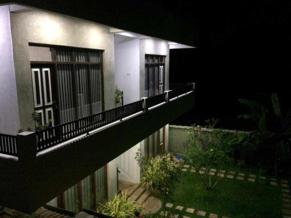 Двухместный (Deluxe Double Room with Balcony & Canal View) отеля Green Wood Villa Negombo, Негомбо