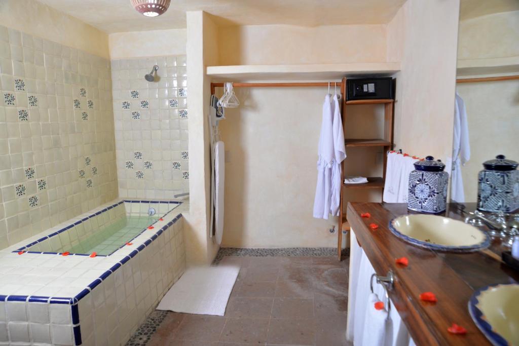 Двухместный (Люкс с кроватью размера «king-size») отеля Hotel Aura del Mar, Сиуатанехо