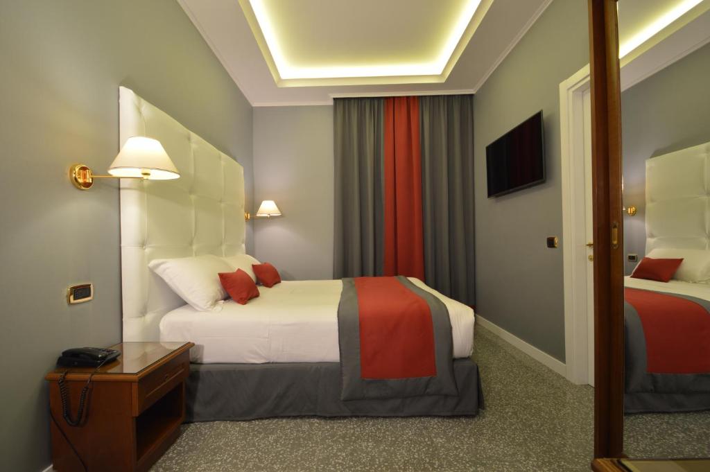 Двухместный (Двухместный номер «Комфорт» с 1 кроватью или 2 отдельными кроватями) отеля Hotel Montecarlo, Рим