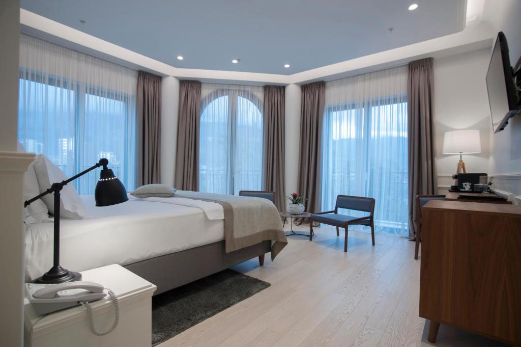 Двухместный (Улучшенный двухместный номер с 1 кроватью или 2 отдельными кроватями) отеля Hotel Majestic, Будва