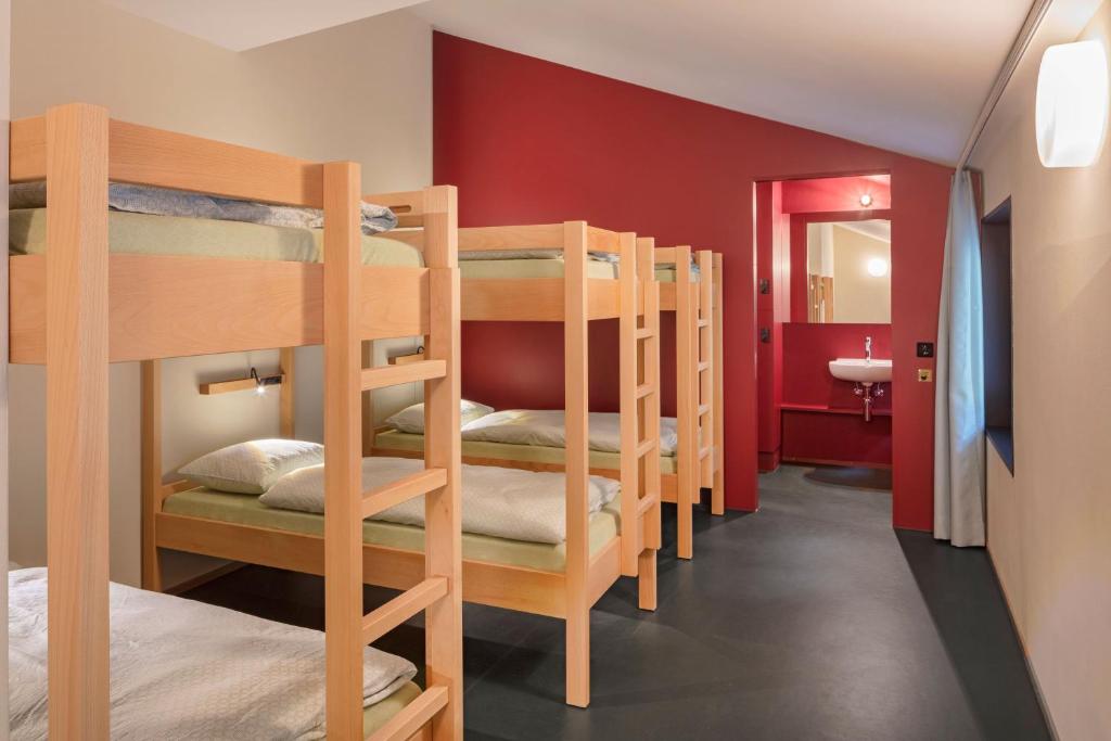 Номер (Кровать в общем 6-местном номере для мужчин и женщин) хостела Bern Youth Hostel, Берн