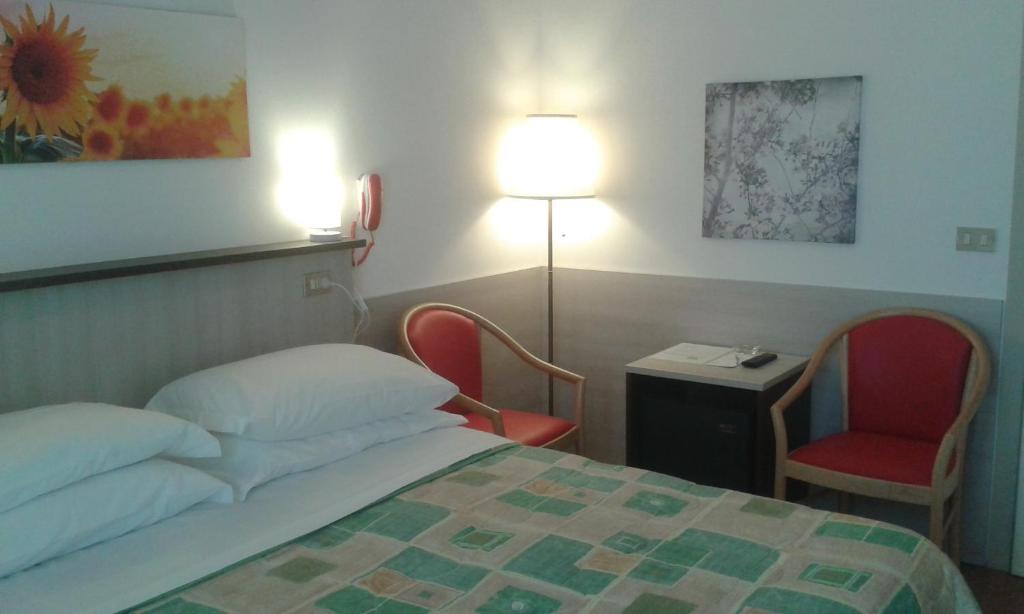Двухместный (Двухместный номер с 1 кроватью или 2 отдельными кроватями и балконом) отеля Hotel Aros, Римини