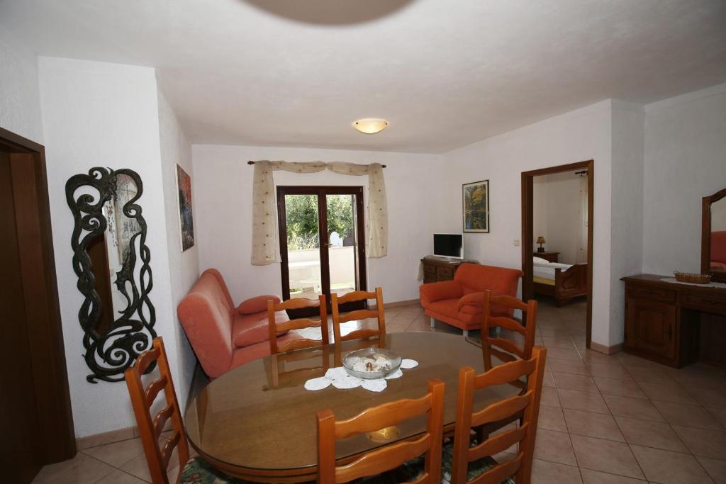 Апартаменты (Комфортабельные апартаменты с 2 спальнями, 2 ванными комнатами и видом на сад (4 человека)) гостевого дома Villa Linet, Фунтана