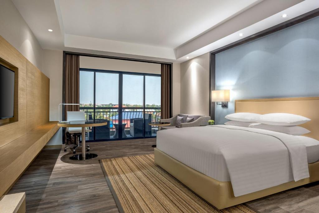 Двухместный (Deluxe Pool View Room, Guest room, 1 King, Balcony) отеля Courtyard by Marriott Siem Reap Resort, Сием Рип