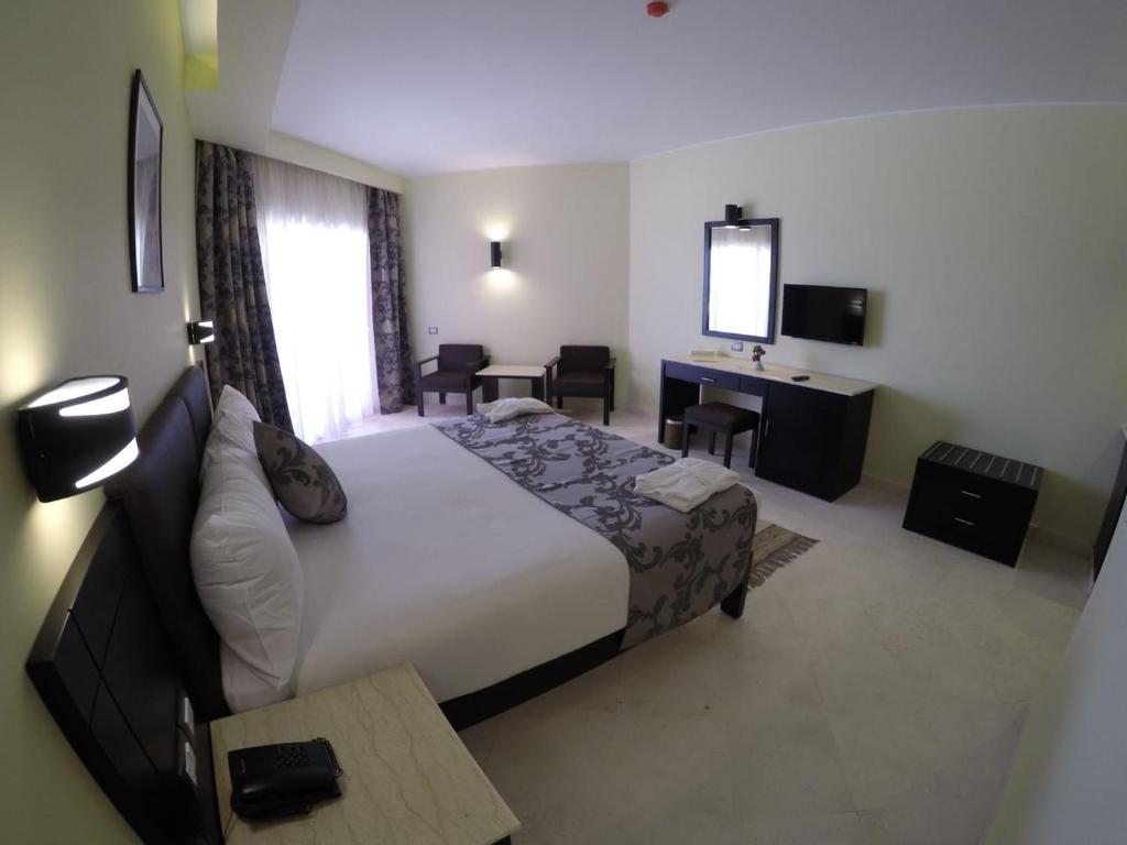 Двухместный (Номер «Премиум» с гидромассажной ванной) отеля Royal Tulip Beach Resort, Порт-Галиб