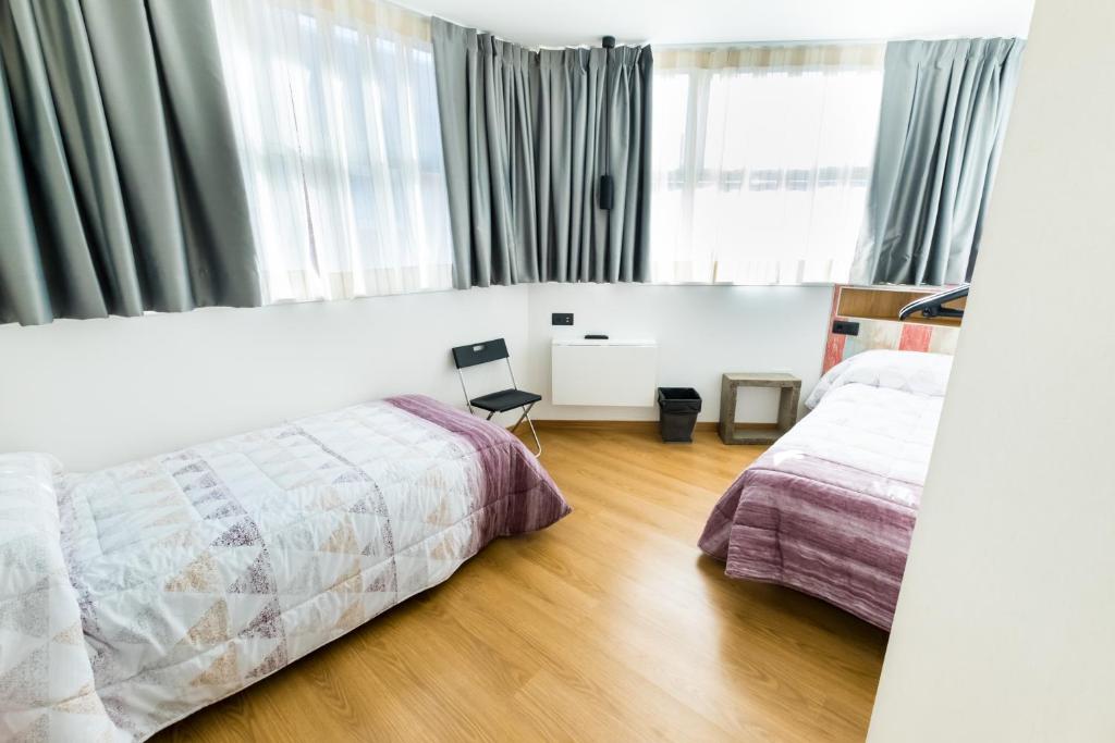 Двухместный (Двухместный номер с 2 отдельными кроватями и общей ванной комнатой) хостела Far Home Bernabeu, Мадрид