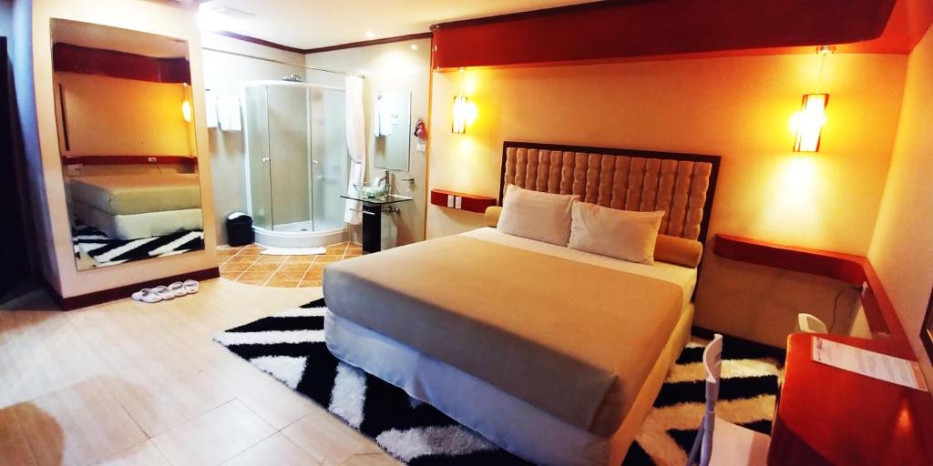 Студио (Studio Room with Free Airport Transfer) отеля Cebu Dulcinea Hotel and Suites, Мактан