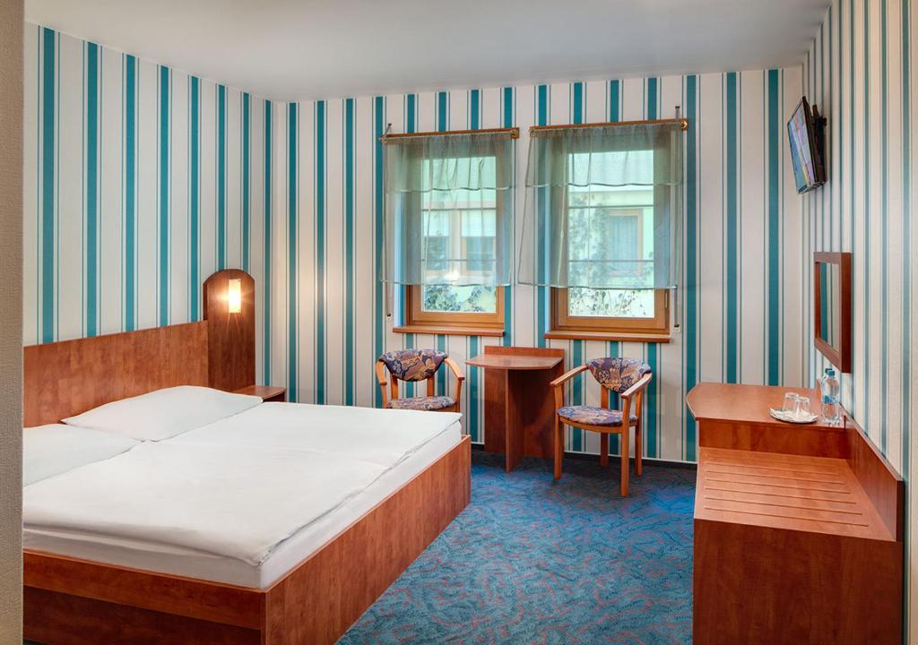 Двухместный (Улучшенный двухместный номер с 1 кроватью или 2 отдельными кроватями (только для взрослых)) отеля Wellness Hotel Babylon, Либерец
