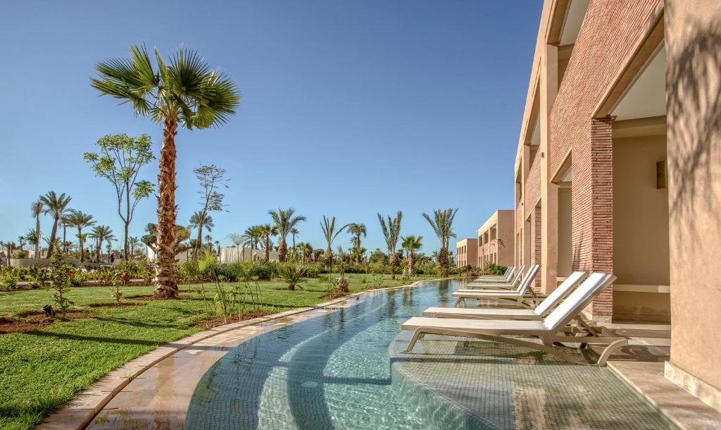 Двухместный (Улучшенный двухместный номер с 1 кроватью - У кромки бассейна) отеля Be Live Collection Marrakech Adults Only, Марракеш