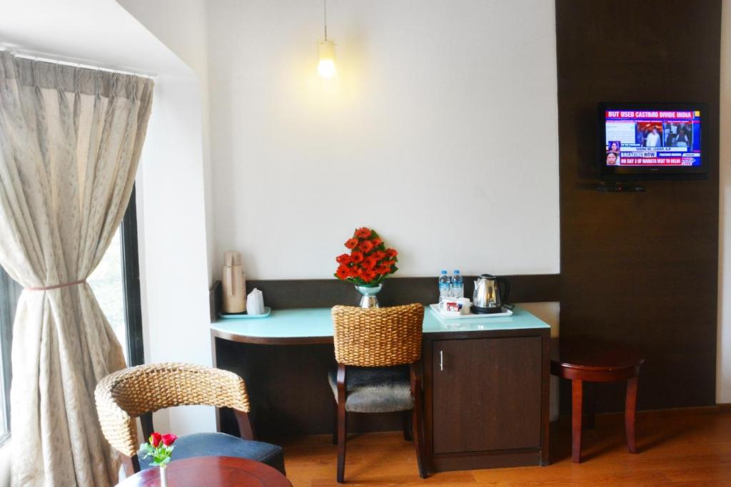 Двухместный (Superior Double Room -  Book & Unlock Exclusive Deals/Discounts.) отеля Ashraya International Hotel, Бангалор