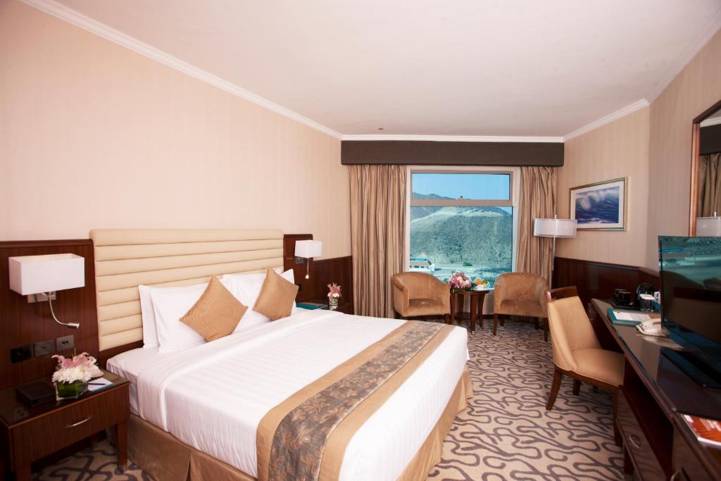 Двухместный (Номер Делюкс с кроватью размера «king-size» и видом на горы) курортного отеля Oceanic Khorfakkan Resort & Spa, Фуджейра