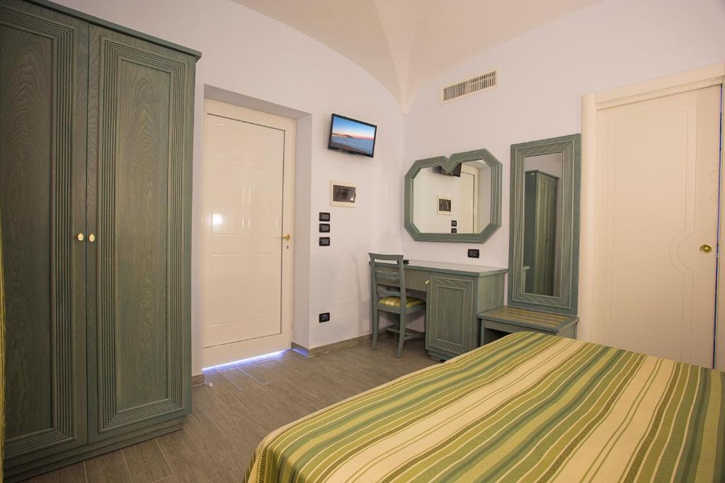 Двухместный (Улучшенный двухместный номер с 1 кроватью и балконом, вид на море) отеля Hotel Terme Saint Raphael, Искья