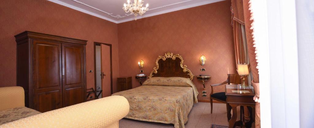 Двухместный (Двухместный номер Делюкс с 1 кроватью или 2 отдельными кроватями) отеля Hotel Ateneo, Венеция