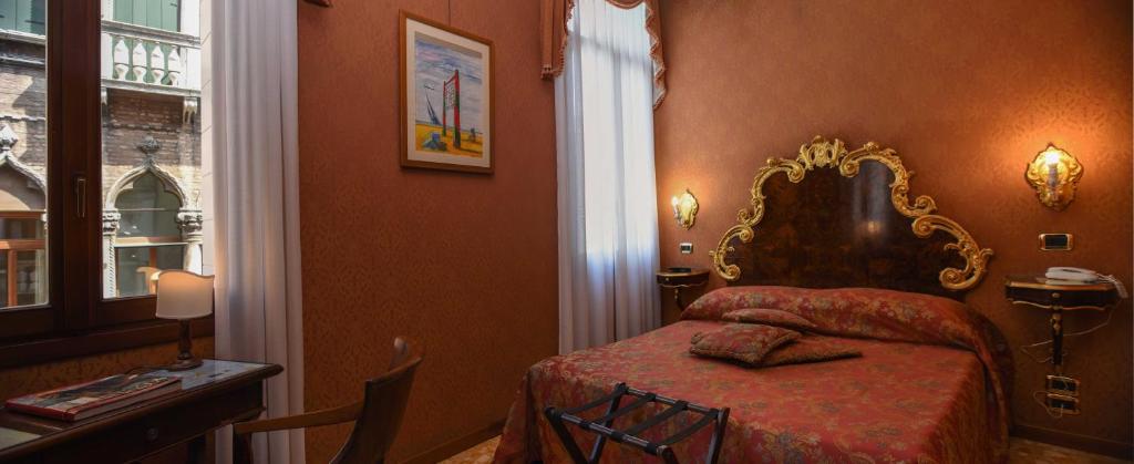 Двухместный (Улучшенный двухместный номер с 1 кроватью или 2 отдельными кроватями) отеля Hotel Ateneo, Венеция