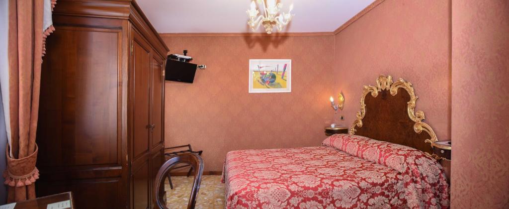 Двухместный (Классический двухместный номер с 1 кроватью или 2 отдельными кроватями) отеля Hotel Ateneo, Венеция