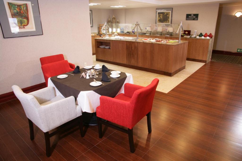 Четырехместный (Двухместный номер с 1 кроватью и видом на город – Клубный этаж) отеля Hilton Guadalajara, Гвадалахара