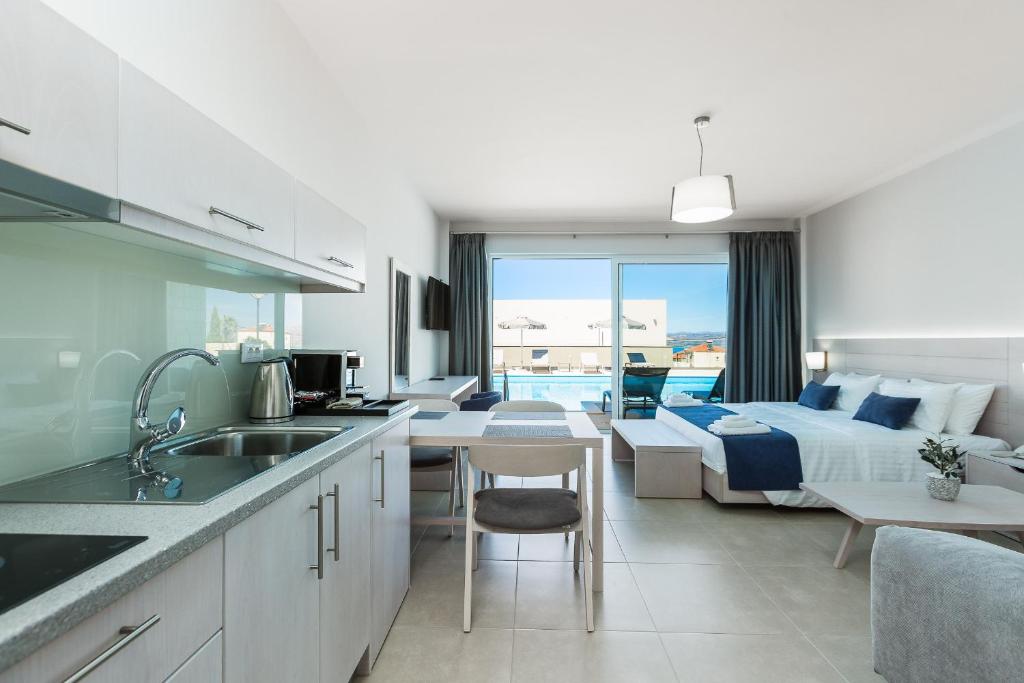 Апартаменты (Стандартный номер-студио с общим бассейном) апарт-отеля Sun and Sea Plus Resort, Плака, Крит