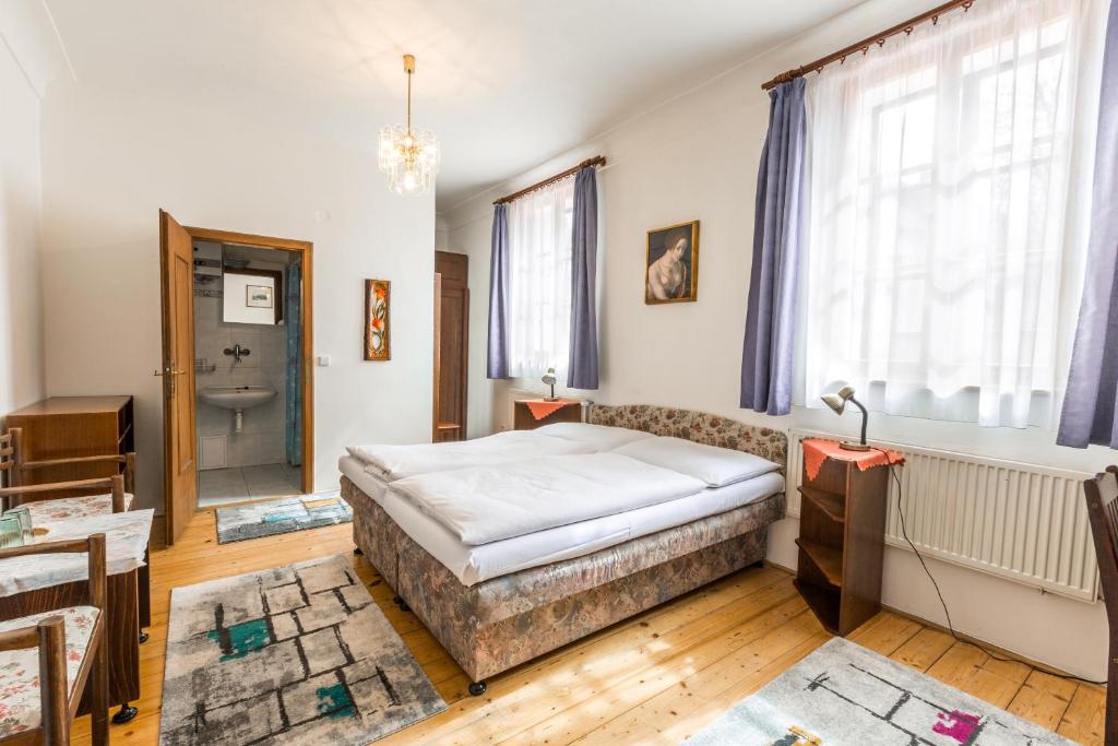 Двухместный (Тихий двухместный номер с 1 кроватью или 2 отдельными кроватями) гостевого дома Dientzenhofer, Прага