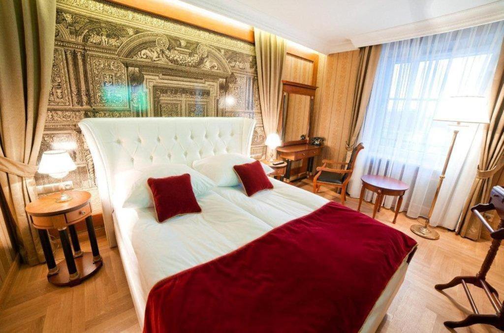 Сьюит (Представительский люкс с кроватью размера «king-size») отеля BEST WESTERN Grand Hotel, Кельце