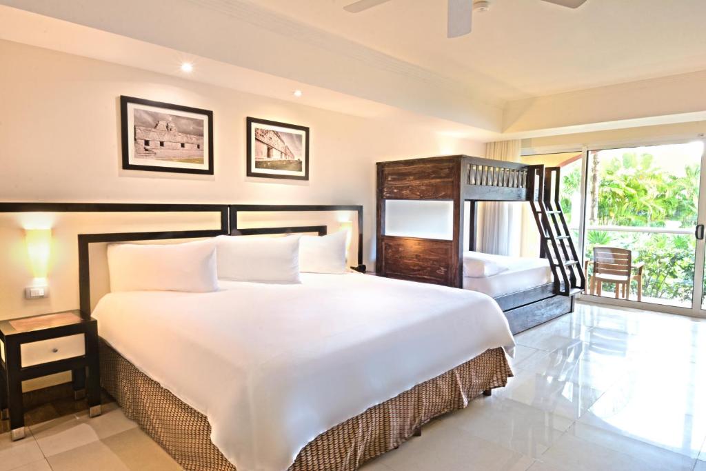 Одноместный (Семейный полулюкс «Река» с кроватью размера «king-size» для одноместного размещения) курортного отеля Sandos Playacar Beach Resort All Inclusive, Плая-дель-Кармен