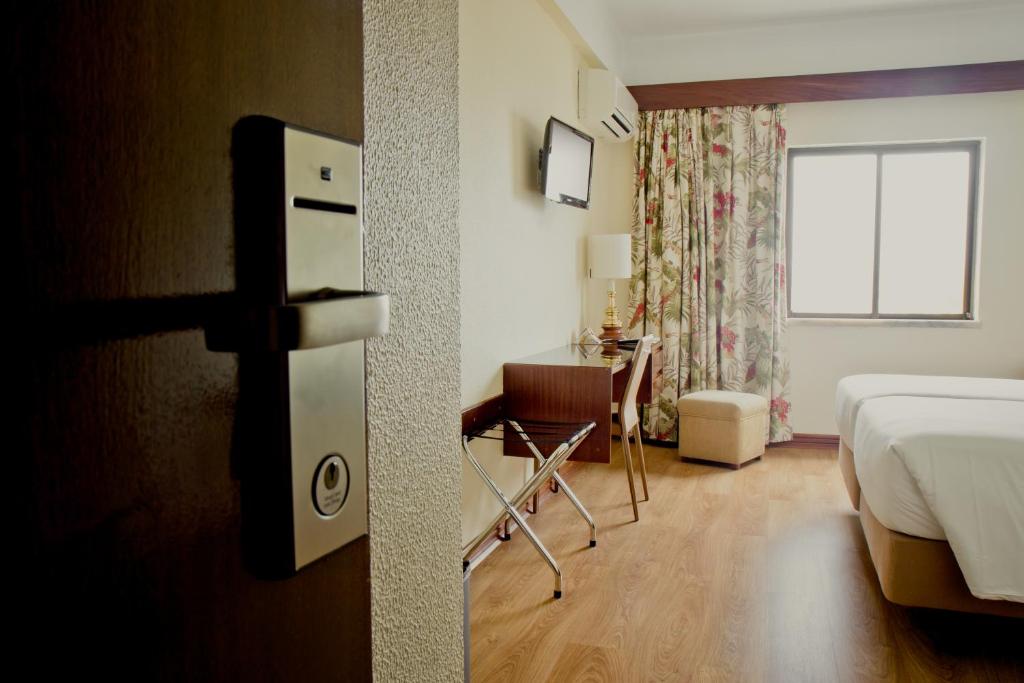 Двухместный (Двухместный номер с 1 кроватью или 2 отдельными кроватями, вид на город) отеля Hotel D. Luis, Коимбра