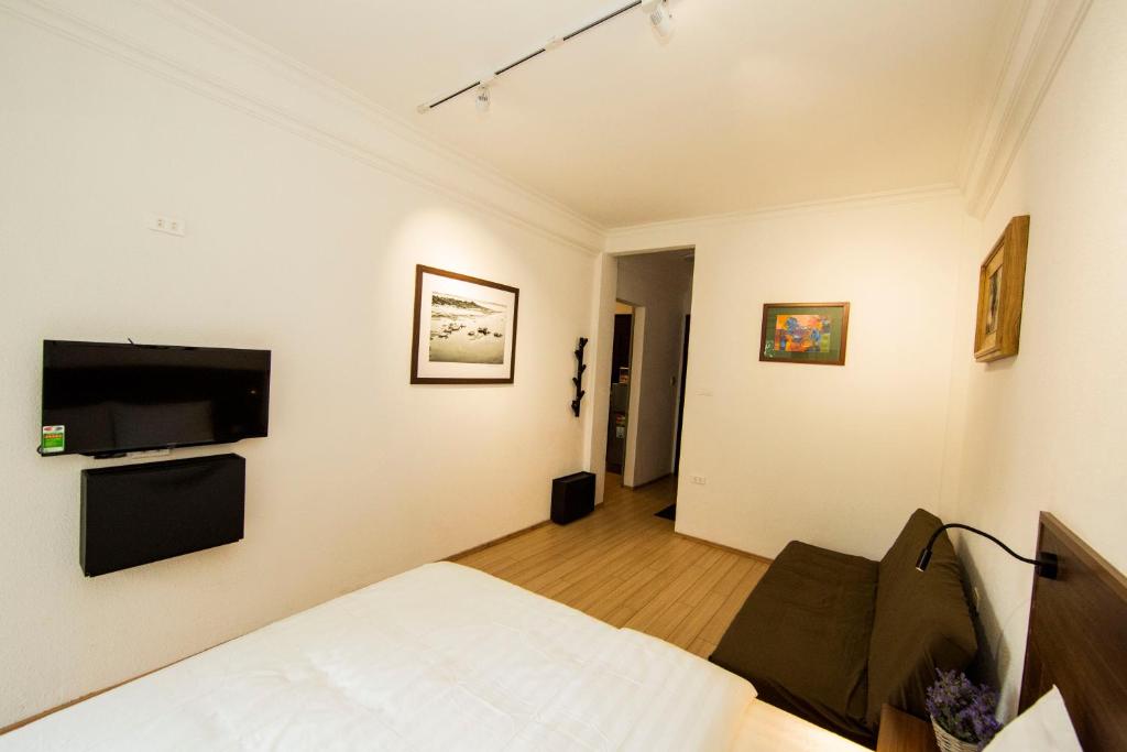 Апартаменты (Апартаменты с балконом), Elegant Studio Yet Kieu