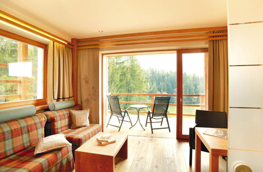 Сьюит (Полулюкс с балконом), Hotel Albion Mountain Spa Resort Dolomites