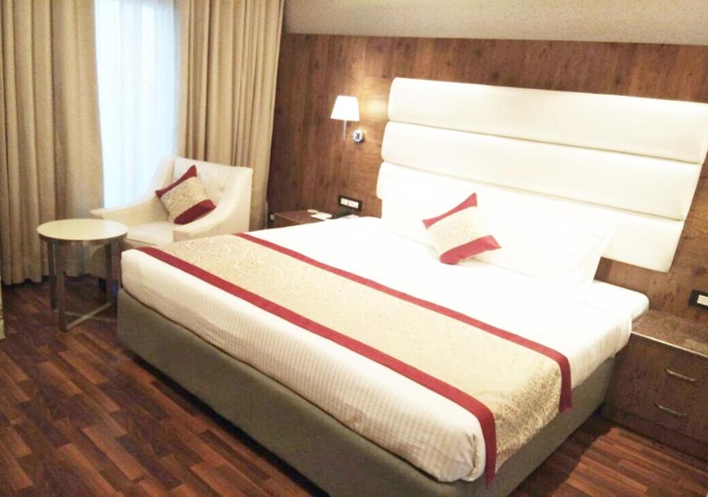 Двухместный (Двухместный номер Делюкс с 1 кроватью) отеля SS Lumina Hotel, Бангалор