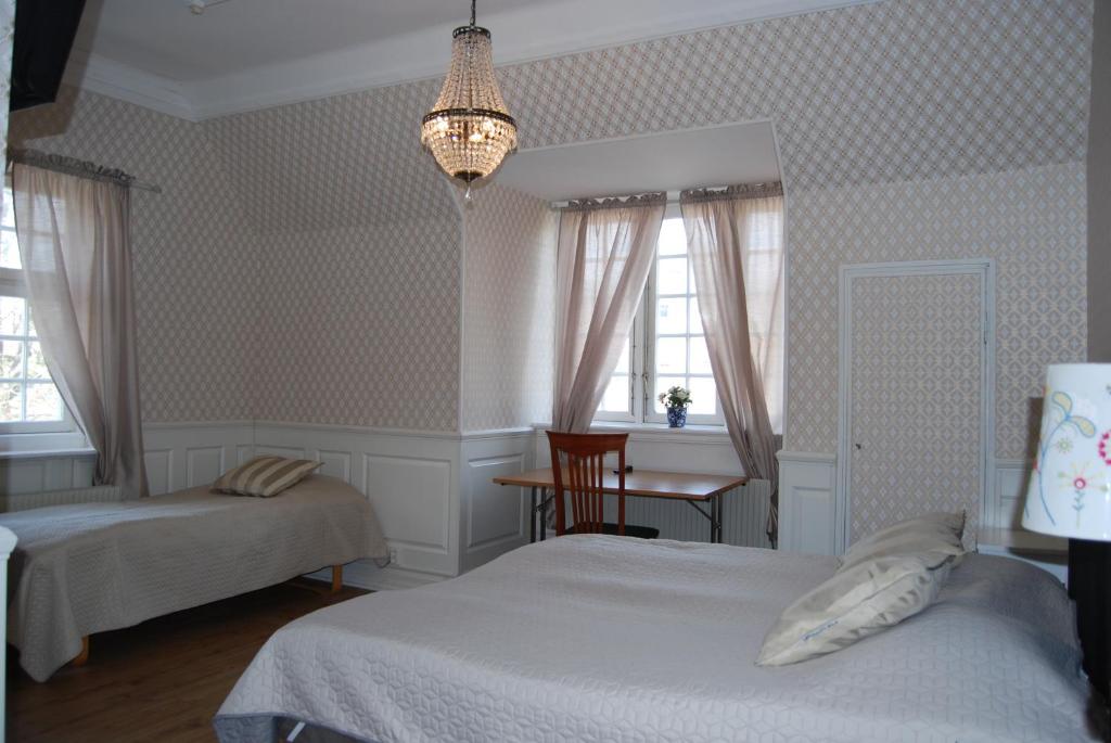 Трехместный (Трехместный номер с собственной ванной комнатой) хостела Halmstad Hotell & Vandrarhem Kaptenshamn, Хальмстад