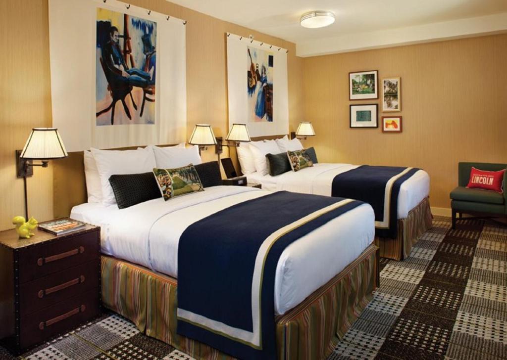 Четырехместный (Двухместный номер с 2 двуспальными кроватями и видом на озеро) отеля Hotel Lincoln, part of JdV by Hyatt, Чикаго