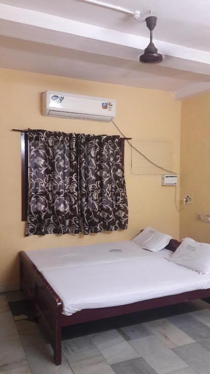 Двухместный (Двухместный номер Делюкс с 1 кроватью) отеля Raamlaxmi guest house, Ченнаи