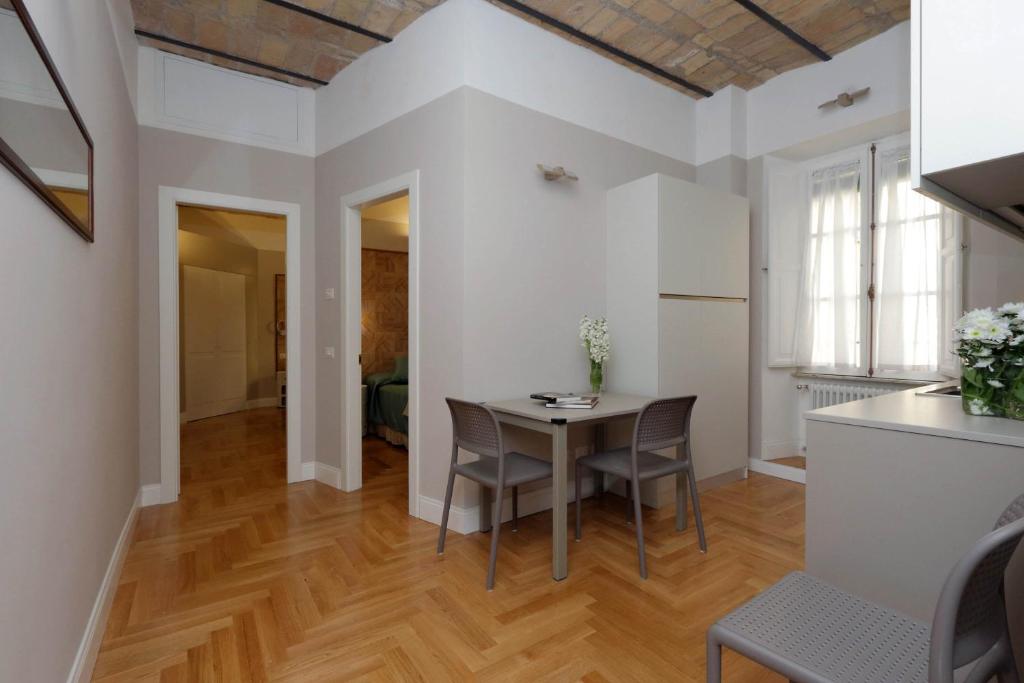 Апартаменты (Two-Bedroom Apartment (4 Adults) - V. San Giovanni in Laterano 250), Bellezza Al Colosseo