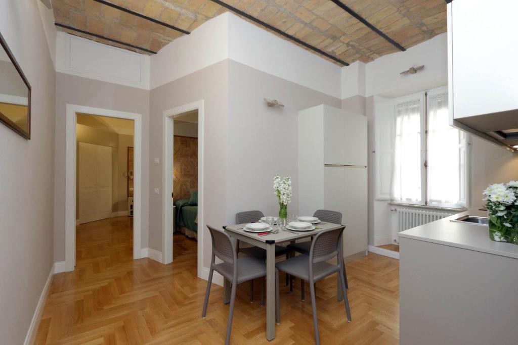 Апартаменты (Two-Bedroom Apartment (4 Adults) - V. San Giovanni in Laterano 250), Bellezza Al Colosseo