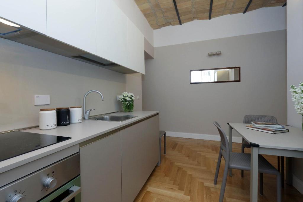 Апартаменты (Two-Bedroom Apartment (4 Adults) - V. San Giovanni in Laterano 250), Bellezza Al Colosseo