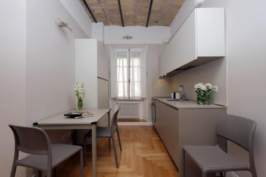 Апартаменты (Two-Bedroom Apartment (4 Adults) - V. San Giovanni in Laterano 250), Bellezza Al Colosseo