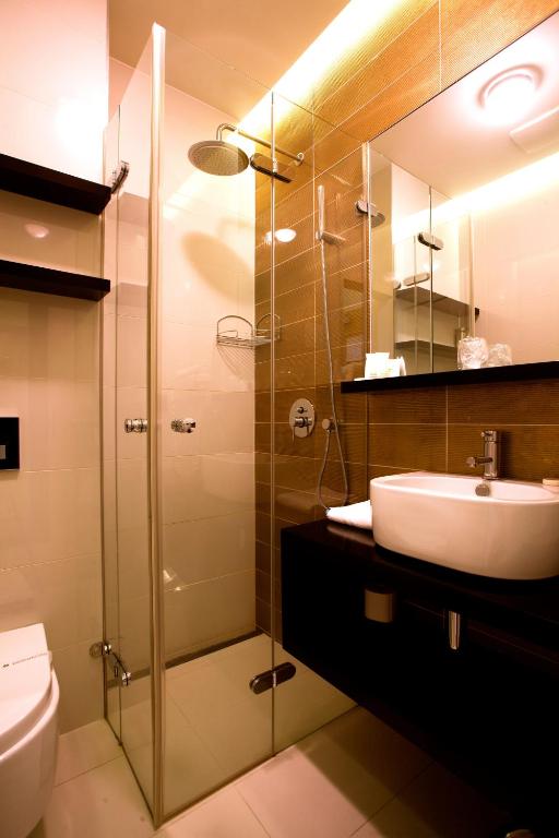 Двухместный (Улучшенный двухместный номер) отеля Ambiente Wellness & Spa, Карловы Вары